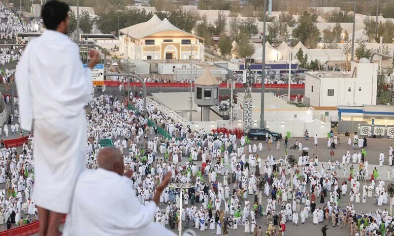 حجاج کل مزدلفہ میں کھلے آسمان تلے رات گزاریں گے، پھر رمی کے لیے روانہ ہوں گے
—فوٹو: اے ایف پی حجاج کل مزدلفہ میں کھلے آسمان تلے رات گزاریں گے، پھر رمی کے لیے روانہ ہوں گے
—فوٹو: اے ایف پی