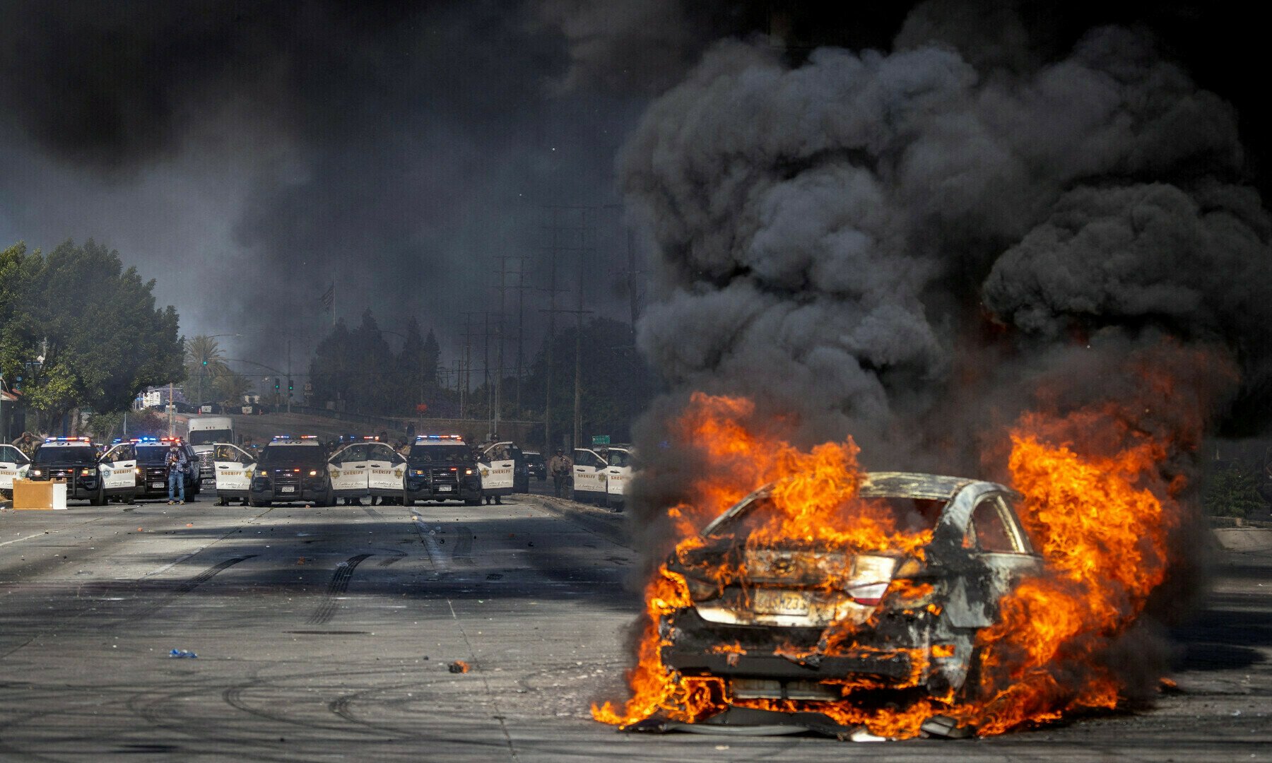 لاس اینجلس میں امیگریشن کریک ڈاؤن کیخلاف پر تشدد احتجاج دیکھا گیا
—فوٹو: رائٹرز لاس اینجلس میں امیگریشن کریک ڈاؤن کیخلاف پر تشدد احتجاج دیکھا گیا
—فوٹو: رائٹرز