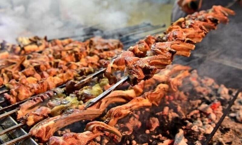 خواتین کا زیادہ وقت گوشت کی تقسیم، مختلف پکوانوں کی تیاری اور مہمانوں کی خاطر مدارت میں گزر رہا ہے
&mdash;فوٹو: بشکریہ اردو نیوز