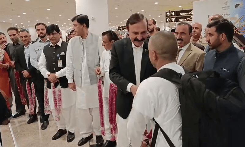 لاہور، کراچی، پشاور، کوئٹہ اور دیگر شہروں میں بھی حجاج کی واپسی کا سلسلہ جاری رہے گا — فوٹو: ڈان نیوز لاہور، کراچی، پشاور، کوئٹہ اور دیگر شہروں میں بھی حجاج کی واپسی کا سلسلہ جاری رہے گا — فوٹو: ڈان نیوز
