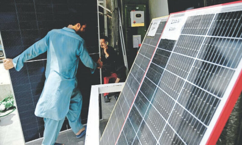 تاجروں نے خدشہ ظاہر کیا ہے کہ بلند قیمتیں سولر پینلز کی طلب کو متاثر کر سکتی ہیں — فوٹو: اے ایف پی