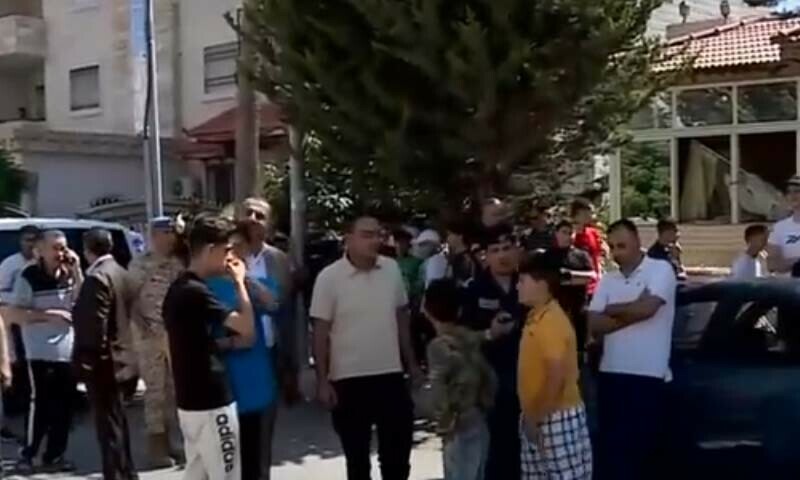 دھماکا خیز شے گرنے کے بعد قریبی علاقے کے لوگ جمع ہیں — فوٹو: المملکہ ٹی وی