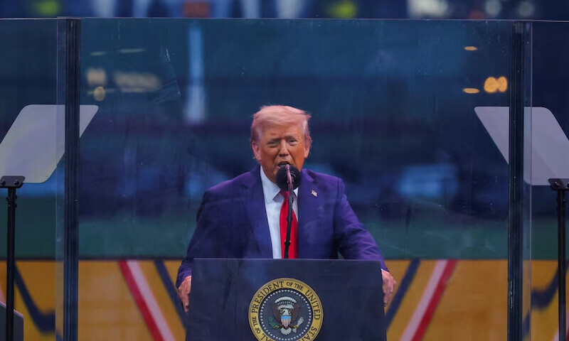 ٹرمپ نے ہفتے کواپنی 79ویں سالگرہ پرکئی دہائیوں کی سب سے بڑی امریکی فوجی پریڈ کی میزبانی کی— فوٹو: اے بی سی نیوز ٹرمپ نے ہفتے کواپنی 79ویں سالگرہ پرکئی دہائیوں کی سب سے بڑی امریکی فوجی پریڈ کی میزبانی کی— فوٹو: اے بی سی نیوز