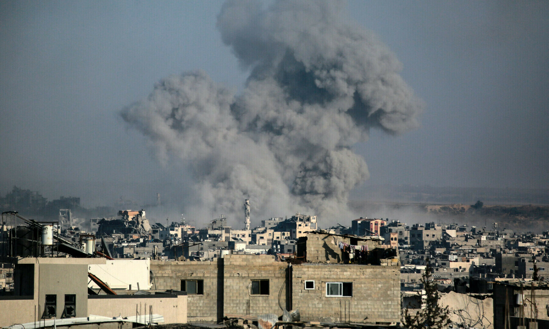 کم از کم 15فلسطینی امریکی امدادی مرکز کی طرف جانے کی کوشش کے دوران شہید کیے گئے— فوٹو: اے ایف پی کم از کم 15فلسطینی امریکی امدادی مرکز کی طرف جانے کی کوشش کے دوران شہید کیے گئے— فوٹو: اے ایف پی