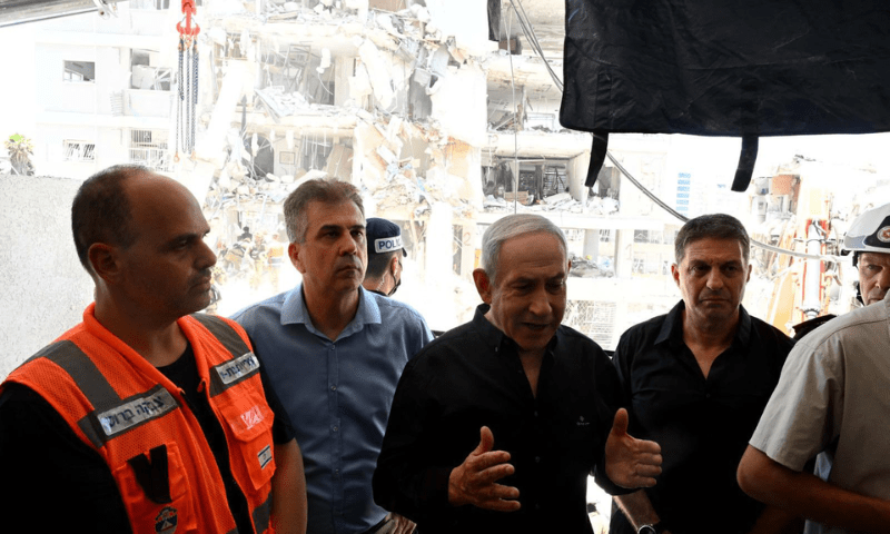 اسرائیلی وزیر اعظم بینجمن نیتن یاہو نے تل ابیب کے قریب ساحلی شہر بٹ یام میں ایک رہائشی عمارت پر میزائل حملے کے مقام کا دورہ کیا۔ — ایکس / @netanyahu کے ذریعے تصویر