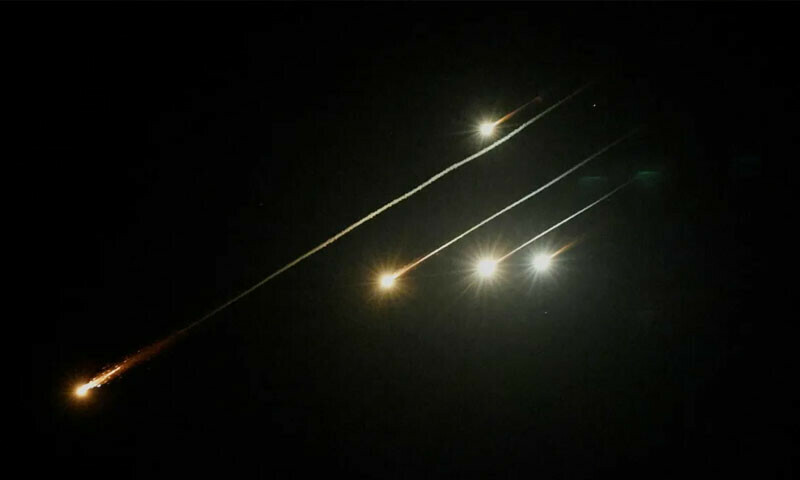 ایران نے 14 جون کو ہی اسرائیل پر میزائل داغنا شروع کردیے تھے—فوٹو: رائٹرز ایران نے 14 جون کو ہی اسرائیل پر میزائل داغنا شروع کردیے تھے—فوٹو: رائٹرز