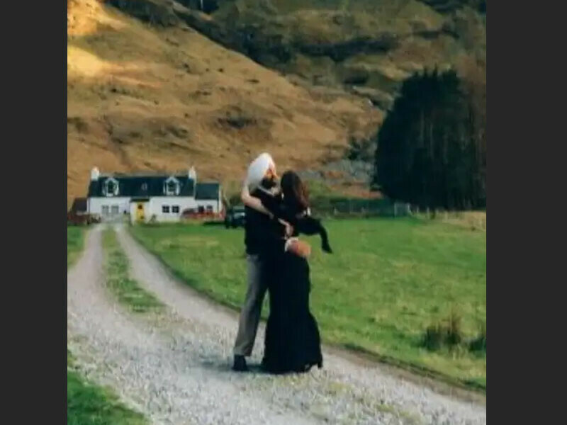 بھارتیوں کو شک ہے کہ فلم کے اس سین میں دلجیت کے ساتھ ہانیہ عامر ہیں—اسکرین شاٹ