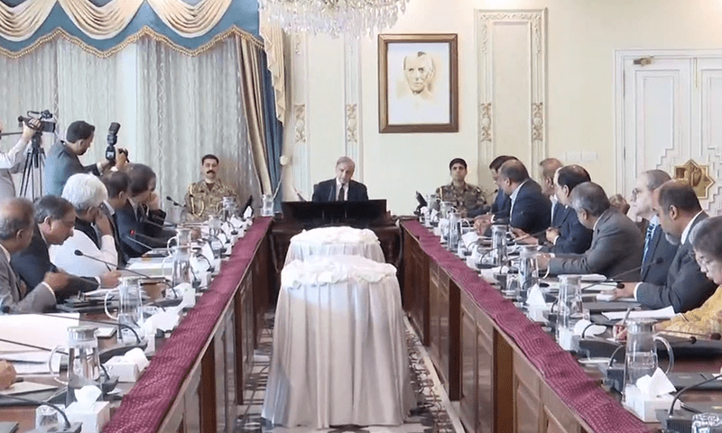 اجلاس میں وفاقی وزرا، چئیرمین ایف بی آر سمیت دیگر متعلقہ حکام نے شرکت کی
—فوٹو: ڈان نیوز اجلاس میں وفاقی وزرا، چئیرمین ایف بی آر سمیت دیگر متعلقہ حکام نے شرکت کی
—فوٹو: ڈان نیوز