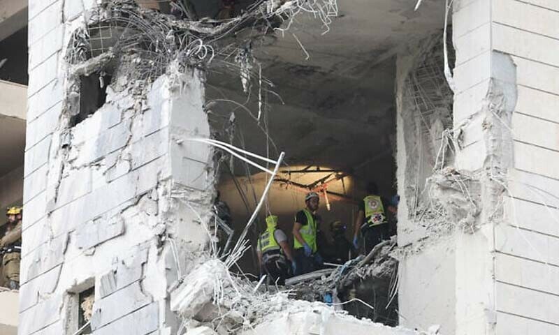 یہ تاثر دیا جارہا تھا کہ میزائل حملوں کا نشانہ وہی بنتے ہیں جو محفوظ پناہ گاہوں میں نہیں جاتے
—فوٹو: اے ایف پی یہ تاثر دیا جارہا تھا کہ میزائل حملوں کا نشانہ وہی بنتے ہیں جو محفوظ پناہ گاہوں میں نہیں جاتے
—فوٹو: اے ایف پی