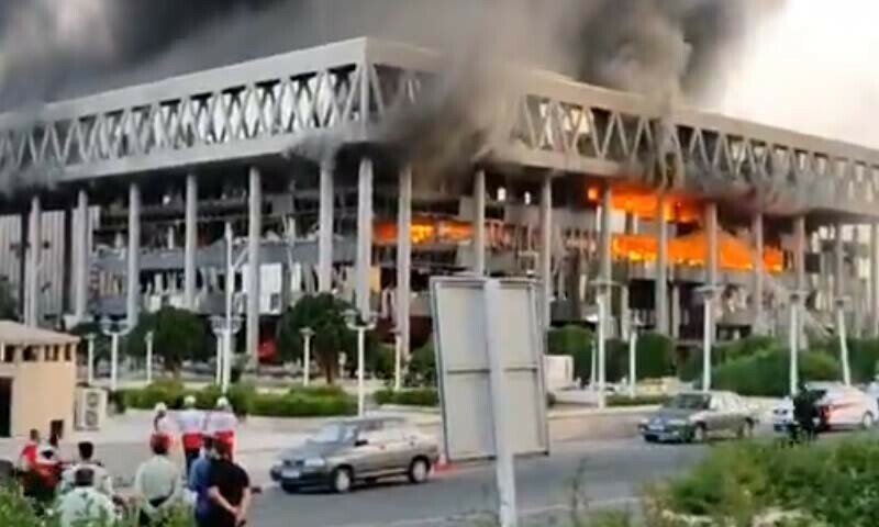 ایران کے سرکاری ٹی وی کے ہیڈ کوارٹر کی عمارت پر بمباری کے بعد آگ لگی ہوئی ہے
—فوٹو: اسکرین گریب/ارنا ایران کے سرکاری ٹی وی کے ہیڈ کوارٹر کی عمارت پر بمباری کے بعد آگ لگی ہوئی ہے
—فوٹو: اسکرین گریب/ارنا