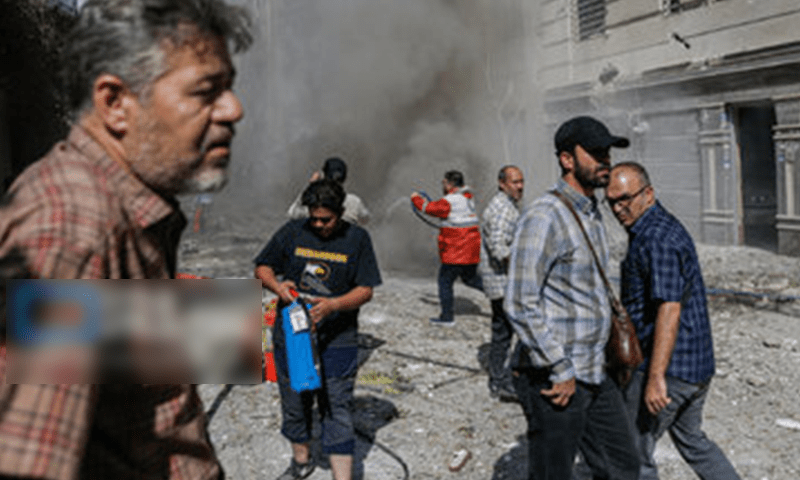 تہران میں اسرائیلی بمباری کے بعد شہری محفوظ مقام کی جانب جارہے ہیں
—فوٹو: ارنا تہران میں اسرائیلی بمباری کے بعد شہری محفوظ مقام کی جانب جارہے ہیں
—فوٹو: ارنا