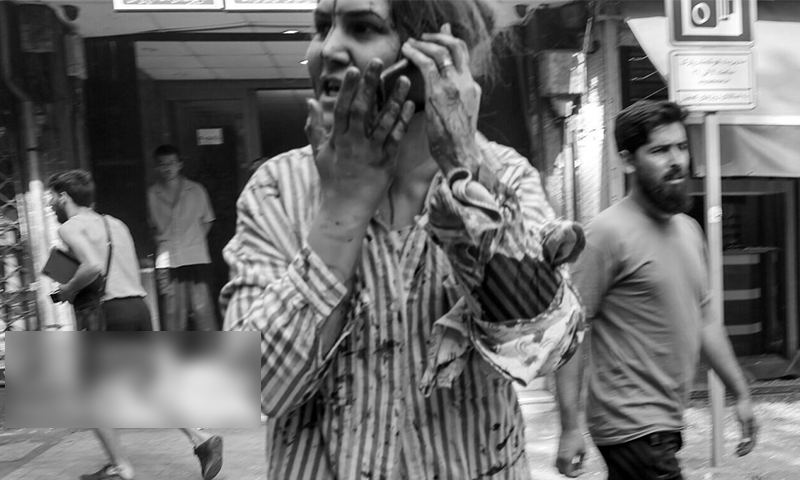 اسرائیلی حملے میں زخمی ہونیوالی ایرانی خاتون عزیز کو اطلاع دے رہی ہے
—فوٹو: ارنا اسرائیلی حملے میں زخمی ہونیوالی ایرانی خاتون عزیز کو اطلاع دے رہی ہے
—فوٹو: ارنا