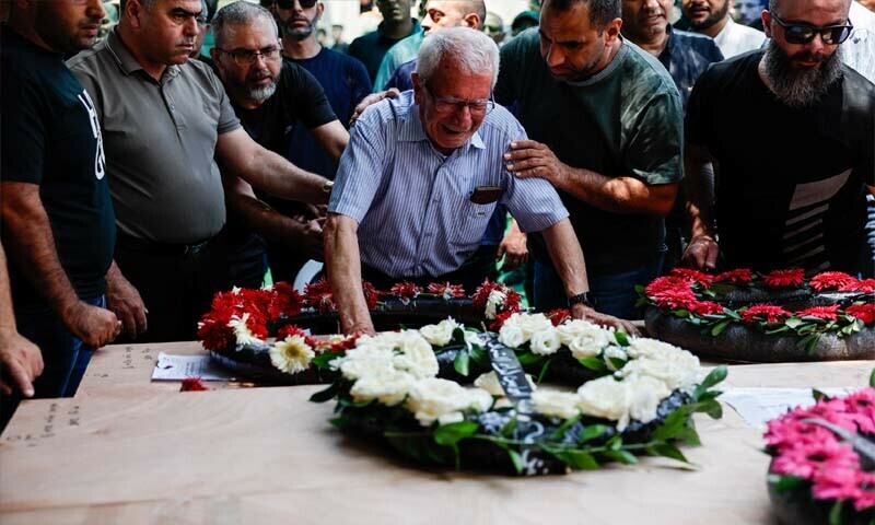 مریضوں کی منتقلی کیلئے خصوصی آئی سی یو بسیں، اور ایمبولینسز استعمال کی جا رہی ہیں
—فوٹو: رائٹرز مریضوں کی منتقلی کیلئے خصوصی آئی سی یو بسیں، اور ایمبولینسز استعمال کی جا رہی ہیں
—فوٹو: رائٹرز