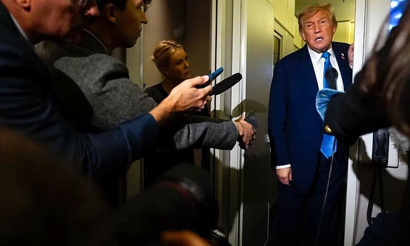 مارچ میں نیشنل انٹیلیجنس ڈائریکٹر نے قانون سازوں کو بتایا تھا کہ ’ایران ایٹمی ہتھیار نہیں بنا رہا‘۔
—فوٹو: نیشنل ہیرالڈ مارچ میں نیشنل انٹیلیجنس ڈائریکٹر نے قانون سازوں کو بتایا تھا کہ ’ایران ایٹمی ہتھیار نہیں بنا رہا‘۔
—فوٹو: نیشنل ہیرالڈ