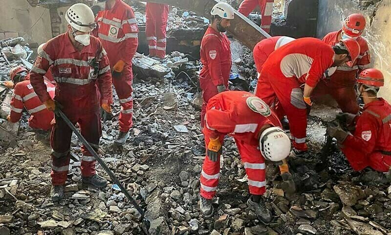 تہران میں ہلال احمر کی عمارت پر حملے کے بعد ریسکیو کارروائی جاری ہے
&mdash;فوٹو: اے ایف پی