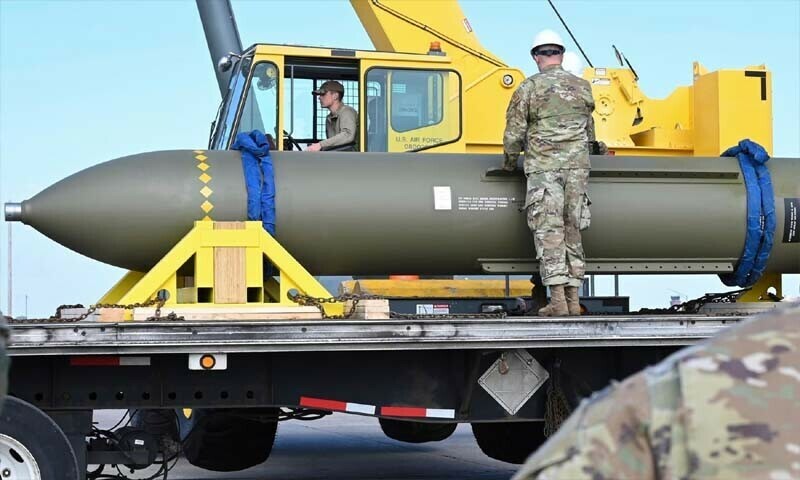 زمین سے 300 فٹ نیچے فردو سائٹ کو پہلے روایتی بڑے بموں، پھر ایک ٹیکٹیکل نیوکلیئر ہتھیار سے نشانہ بنانا ہوگا
—فوٹو: دی گارڈین