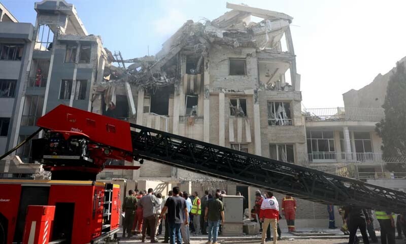 ڈاکٹر طباطبائی کی شہادت ان ایرانی سائنسدانوں کی بڑھتی ہوئی فہرست میں ایک اور اضافہ ہے
—فوٹو: ریڈیو فری یورپ ڈاکٹر طباطبائی کی شہادت ان ایرانی سائنسدانوں کی بڑھتی ہوئی فہرست میں ایک اور اضافہ ہے
—فوٹو: ریڈیو فری یورپ