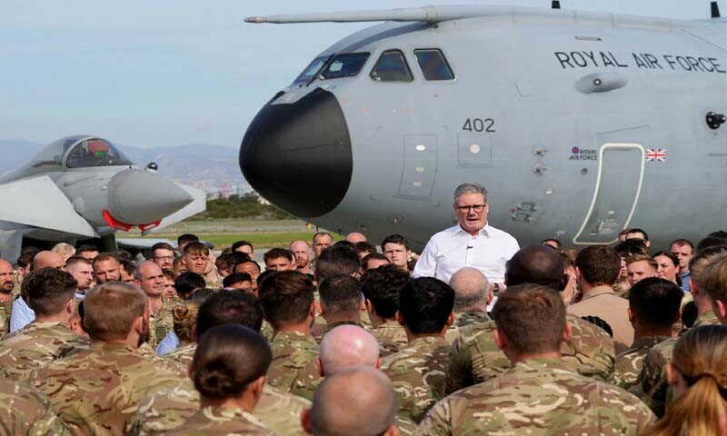مشتبہ شخص نے اپریل سے برطانیہ کے اکروتیری بیس, قبرص کے اینڈریاس پاپاندریو ایئر بیس پر نظر رکھی ہوئی تھی
—فائل فوٹو: اے ایف پی مشتبہ شخص نے اپریل سے برطانیہ کے اکروتیری بیس, قبرص کے اینڈریاس پاپاندریو ایئر بیس پر نظر رکھی ہوئی تھی
—فائل فوٹو: اے ایف پی