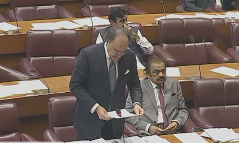 وزیراعظم کی زیر صدارت وفاقی کابینہ نے فنانس بل کو ترامیم کیساتھ منظور کیا ہے
—فوٹو: ڈان نیوز وزیراعظم کی زیر صدارت وفاقی کابینہ نے فنانس بل کو ترامیم کیساتھ منظور کیا ہے
—فوٹو: ڈان نیوز