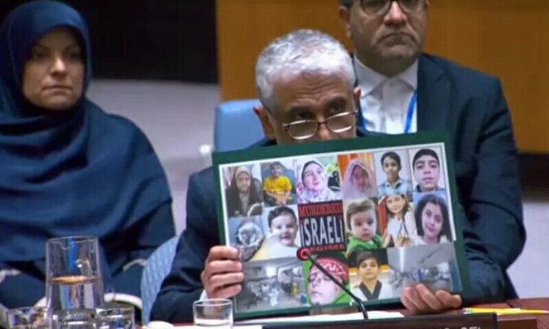 Amir Sa&rsquo;eed Iravani holding a placard of children killed by Israel. &mdash; via Mehr news agency