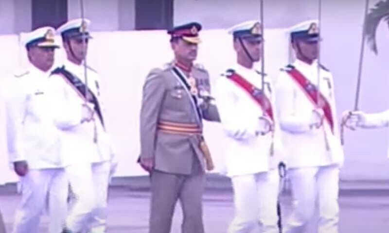 فیلڈ مارشل عاصم منیر نے پاس آؤٹ ہونے والے کیڈٹ عبدالرحمٰن کو اعزازی شمشیر سے نوازا &mdash; فوٹو: اسکرین گریب