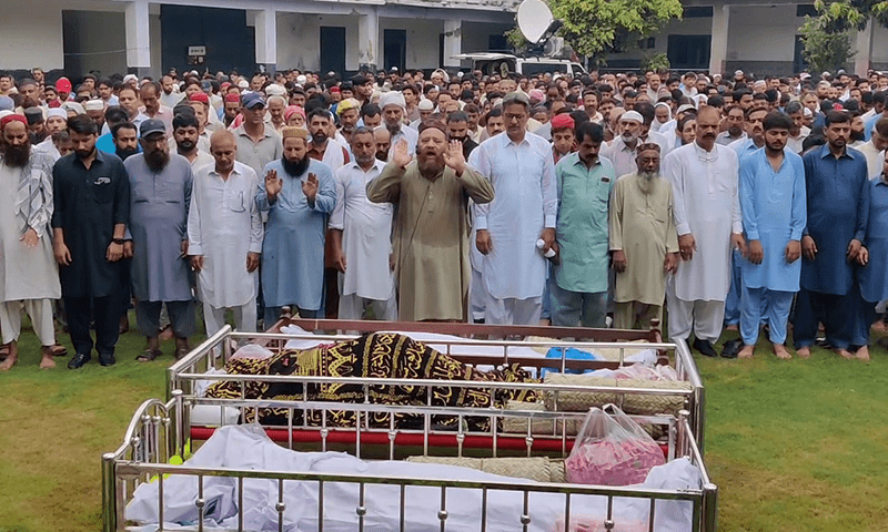 ڈسکہ میں دریائے سوات میں ڈوبنے والی ماں اور بیٹیوں کی نماز جنازہ ادا میں لوگوں کی بڑی تعداد شریک ہوئی — فوٹو: ڈان نیوز ڈسکہ میں دریائے سوات میں ڈوبنے والی ماں اور بیٹیوں کی نماز جنازہ ادا میں لوگوں کی بڑی تعداد شریک ہوئی — فوٹو: ڈان نیوز