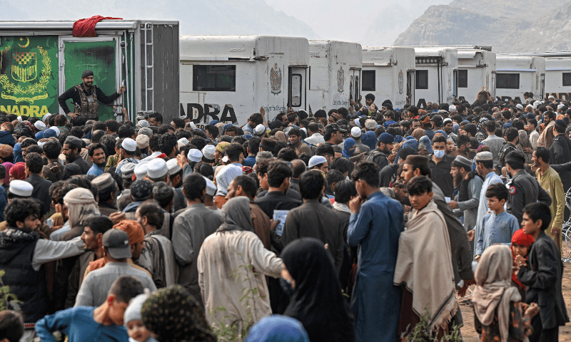 پی او آر کارڈ کے حامل افراد کو جائیدادیں بیچنے، کاروبار سمیٹنے کیلئے مہلت درکار ہے
— فائل فوٹو: اے ایف پی پی او آر کارڈ کے حامل افراد کو جائیدادیں بیچنے، کاروبار سمیٹنے کیلئے مہلت درکار ہے
— فائل فوٹو: اے ایف پی