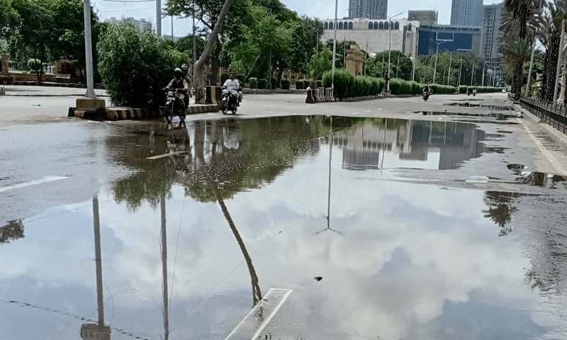 ڈاکٹر ضیا الدین احمد روڈ پر بھی بارش کا پانی جمع ہے
—فوٹو: عثمان احمد ڈاکٹر ضیا الدین احمد روڈ پر بھی بارش کا پانی جمع ہے
—فوٹو: عثمان احمد