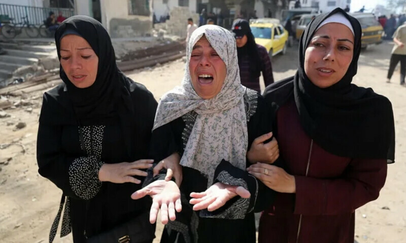 غزہ کے ایک سٹیڈیم کے قریب حملے میں بچوں سمیت کم از کم 11 افراد شہید ہو گئے، ایک غمزدہ ماں کو خواتین دلاسہ دے رہی ہیں— فوٹو: رائٹرز غزہ کے ایک سٹیڈیم کے قریب حملے میں بچوں سمیت کم از کم 11 افراد شہید ہو گئے، ایک غمزدہ ماں کو خواتین دلاسہ دے رہی ہیں— فوٹو: رائٹرز
