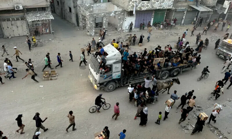 بھوک اور افلاس کا شکار غزہ کے شہری اسرائیلی فوج کی شدید شیلنگ اور اسنائپرز کی جانب سے نشانہ بنائے جانے کے خطرے کے باوجود ’موت کی شاہراہ‘ کے نام سے مشہور سڑک پر سفر کررہے ہیں — فوٹو: انادولو بھوک اور افلاس کا شکار غزہ کے شہری اسرائیلی فوج کی شدید شیلنگ اور اسنائپرز کی جانب سے نشانہ بنائے جانے کے خطرے کے باوجود ’موت کی شاہراہ‘ کے نام سے مشہور سڑک پر سفر کررہے ہیں — فوٹو: انادولو