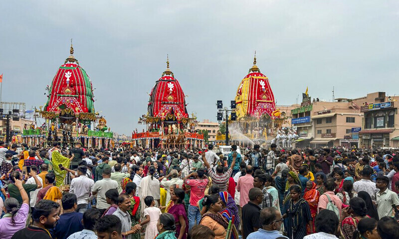 2 روز قبل بھارتی شہر احمد آباد میں ’رتھ یاترا‘ کے دوران 3 ہاتھی بے قابو ہوگئے تھے — فوٹو: پریس ٹرسٹ آف انڈیا 2 روز قبل بھارتی شہر احمد آباد میں ’رتھ یاترا‘ کے دوران 3 ہاتھی بے قابو ہوگئے تھے — فوٹو: پریس ٹرسٹ آف انڈیا