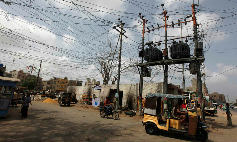 کے الیکٹرک کے مطابق جمعرات سے بارش کے بعد کرنٹ کے 5 واقعات میں ان کے نظام کا تعلق نہیں &mdash; فائل فوٹو: رائٹرز