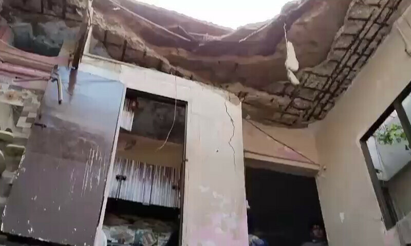 تینوں شہروں میں بارش کے بعد پیش چھتیں گرنے کے حادثات میں کسی کے مرنے کی اطلاع نہیں ملی &mdash; فوٹو: ڈان نیوز