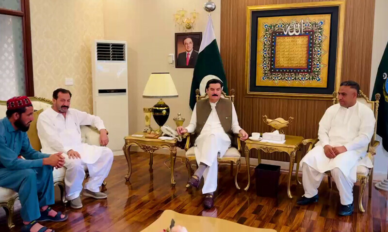 گورنر فیصل کریم کنڈی نے نوجوانوں کو بہادری اور انسانی خدمت کے جذبے پر تعریفی شیلڈ پیش کی
&mdash;فوٹو: ڈان نیوز