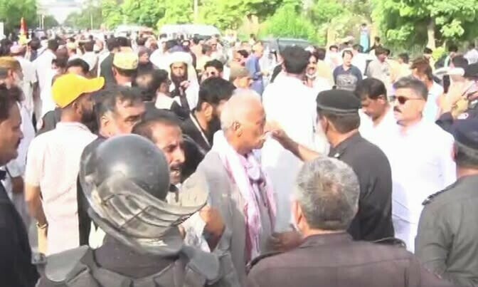 Protesters of Sindh Employees’ Alliance clash with police Karachi, June 30. — DawnNewsTV