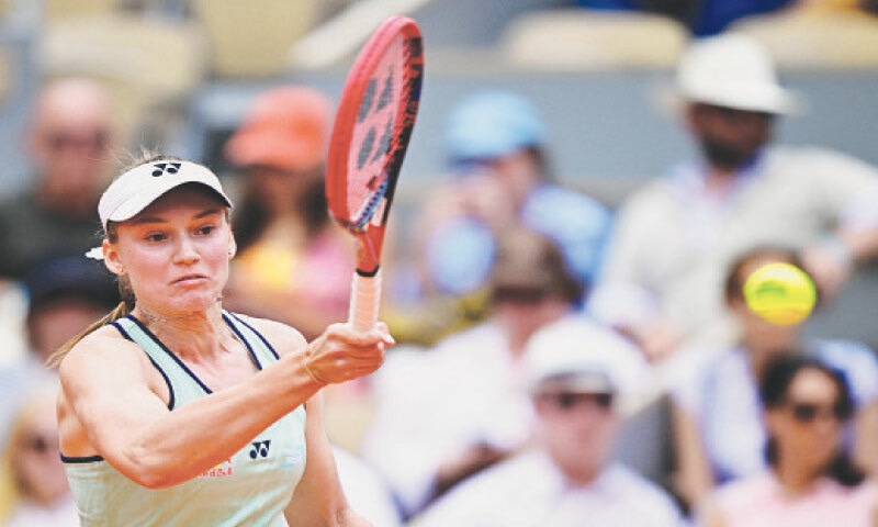 KAZAKHSTAN’S Elena Rybakina plays a forehand return against Iga Swiatek of Poland during their French Open fourth-round match on Court Philippe-Chatrier at the Roland-Garros Complex on Sunday.—AFP