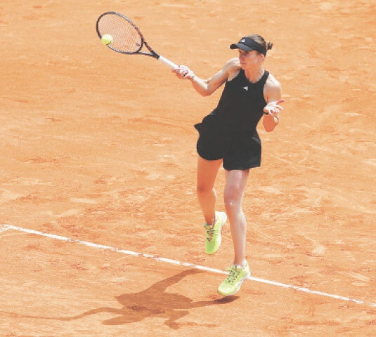 UKRAINE’S Elina Svitolina plays a forehand return against Iga Swiatek of Poland during their French Open quarter-final at Roland Garros on Tuesday.—Reuters