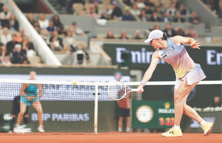 POLAND’S Iga Swiatek plays a backhand return against Aryna Sabalenka of Belarus during their French Open semi-final at Roland Garros on Thursday.—Reuters 