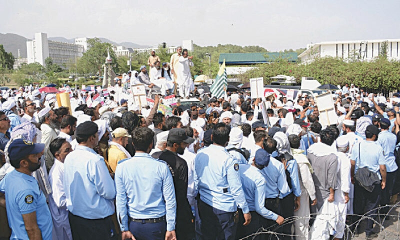 Government employees stage a protest on Constitution Avenue in Islamabad on Tuesday, demanding an increase in salaries. — Photo by Mohammad Asim