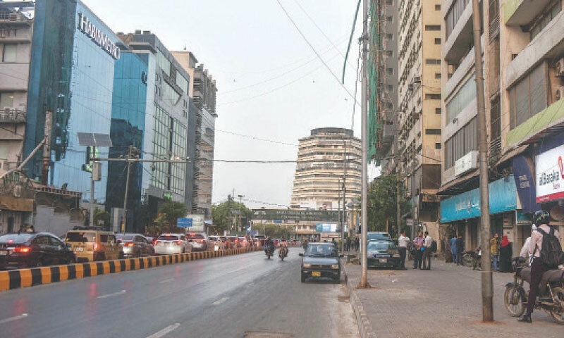 Vehicles are parked on the roadside and footpath of I.I. Chundrigar Road on Tuesday.
&mdash;Fahim Siddiqi / White Star