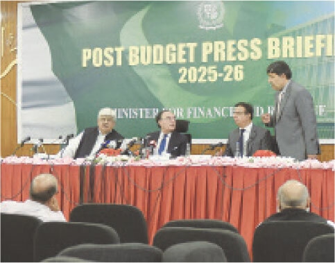  ISLAMABAD: Finance Minister Senator Muhammad Aurangzeb, Finance Secretary Imdadullah Bosal and FBR Chairman Rashid Mahmood Langrial wait for journalists, who walked out of Wednesday’s post-budget press conference, to return.—Tanveer Shahzad / White Star 