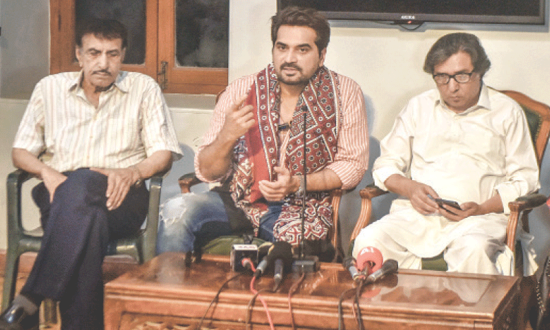 Humayun Saeed speaks alongside veteran actor Mustafa Qureshi and KPC President Fazil Jamili.—Fahim Siddiqi / White Star