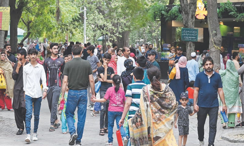 As mercury drops by a few notches on Sunday, families flock to the Lahore Zoo. &mdash; White Star