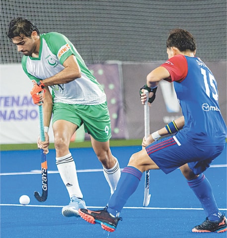 PAKISTAN’S Hannan Shahid (L) vies with Malaysia’s Shello Silverius during their FIH Nation’s Cup match at the National Stadium on Sunday.—courtesy FIH