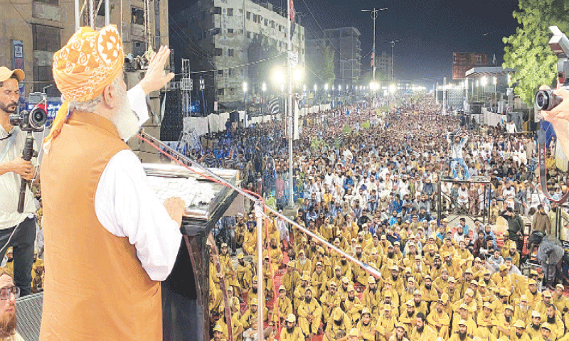 JUI-F chief Maulana Fazlur Rehman speaks at the party&rsquo;s public meeting in Hyderabad.&mdash;Dawn