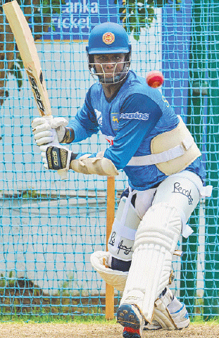 SRI LANKA’S Angelo Mathews bats in the nets during a practice session at the Galle International Cricket Stadium on Monday.—AFP