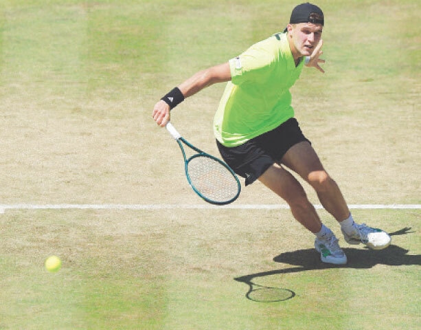  LONDON: Czech Republic’s Jakub Mensik plays a return against Roberto Bautista Agut of Spain during their Queen’s Club Championships match on Wednesday.—AFP 