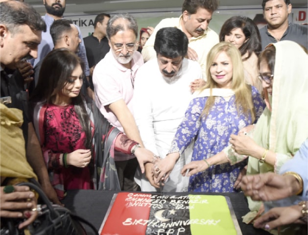 Punjab Governor Sardar Saleem Haider Khan, PPP leaders Qamar Zaman Kaira, and Nargis Faiz Malik cut a cake on the occasion of former prime minister Benazir Bhutto’s birth anniversary in Islamabad on Saturday. — White Star