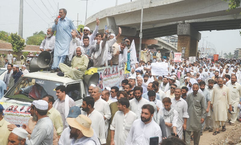 Government employees block a road at KP Assembly Chowk to seek 30pc disparity reduction allowance. &mdash; Photo By Shahbaz Butt