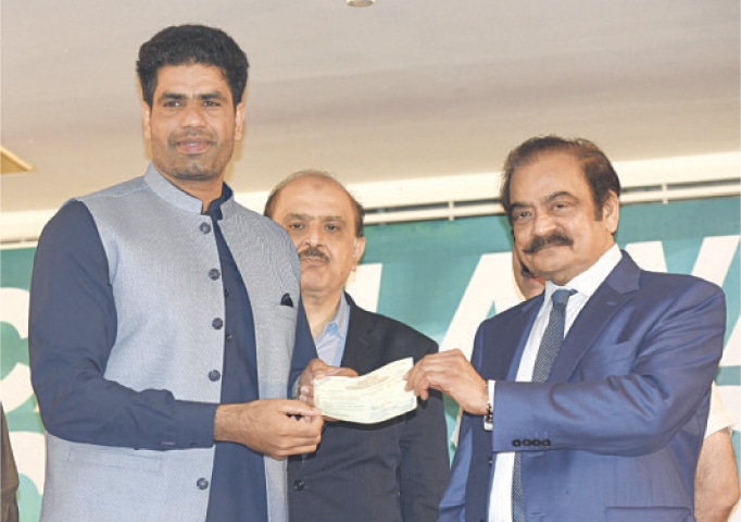 PAKISTAN&rsquo;S javelin star Arshad Nadeem receives a cheque from Adviser to the Prime Minister on Inter-Provincial Coordination Rana Sanaullah during a ceremony on Wednesday.&mdash;White Star